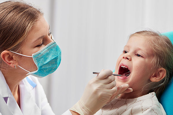 Процесс лечения молочных зубов